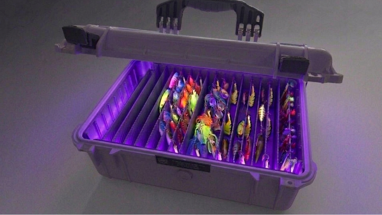 Small size (up to 125 lures) Glow Em’ Up UV Tackle Box